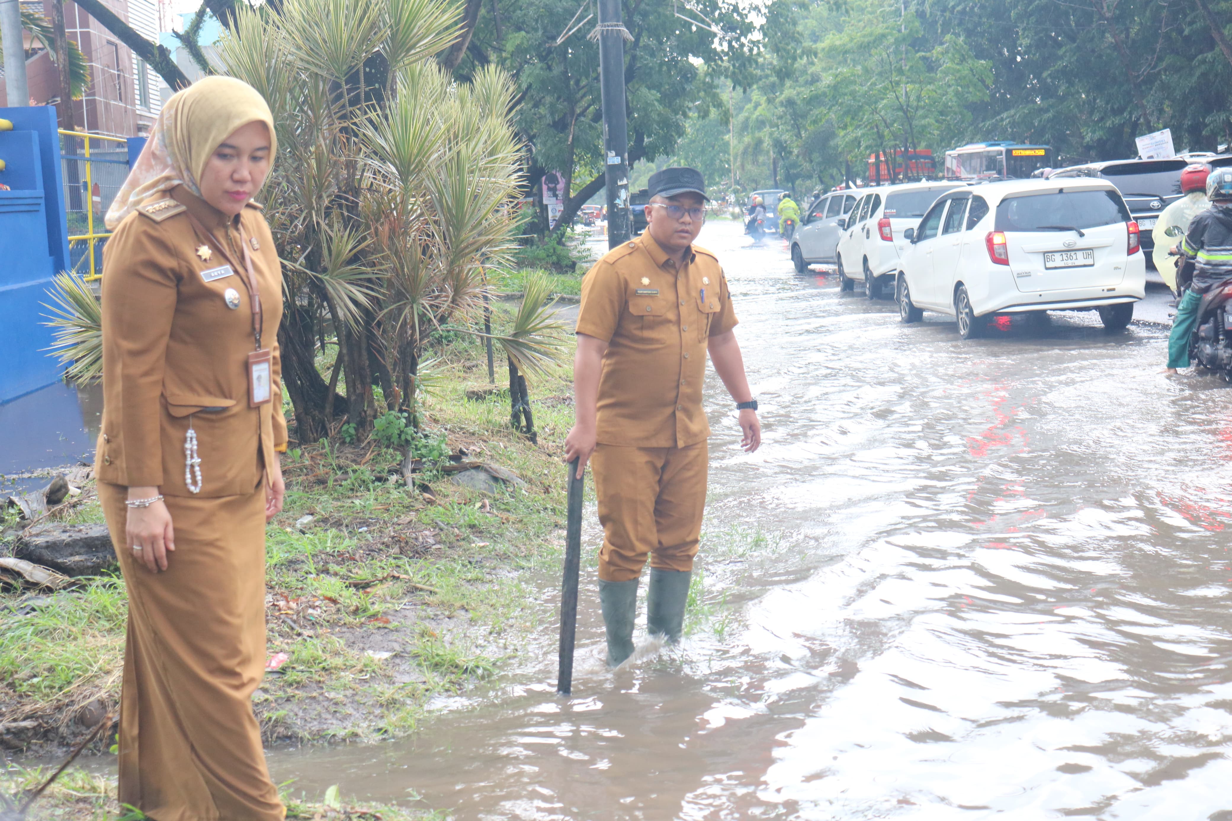 Garcep ! Camat Seberang Ulu Dua Arya Andriana Beserta Jajaran Terjun Tinjau Banjir di Jalan Jenderal Ahmad Yani 