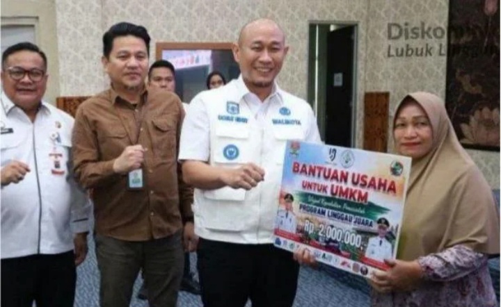 Pemkot Lubuklinggau Serahkan Bantuan Modal Usaha kepada 120 Pelaku UMKM